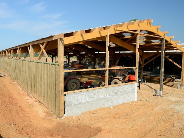 Pose d'une charpente sur bâtiment agricole 